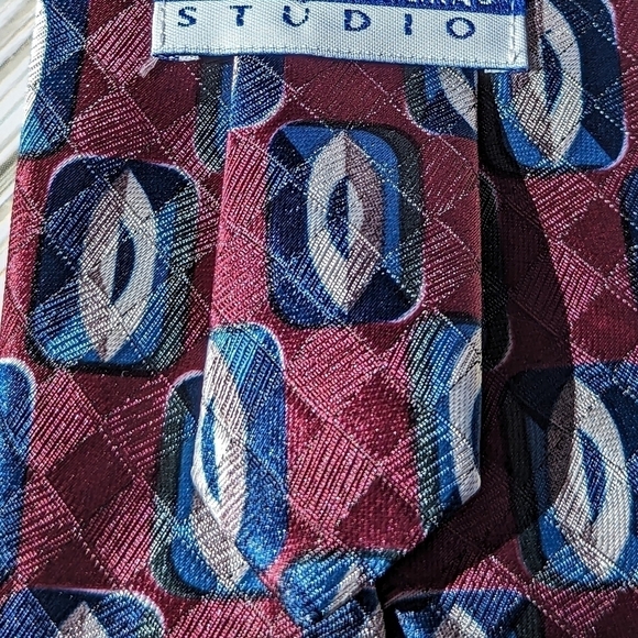 Oscar de la Renta Vintage Geometric Pattern Print Necktie in Retro Red and Blue - Picture 4 of 8